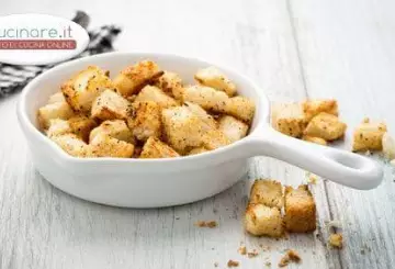 CROSTINI DI PANE AL PEPE E PARMIGIANO