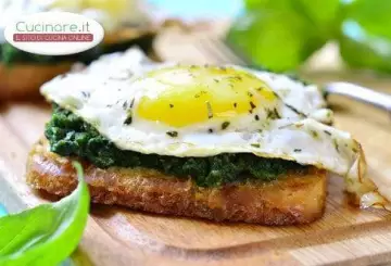 CROSTONE CON UOVA E SPINACI