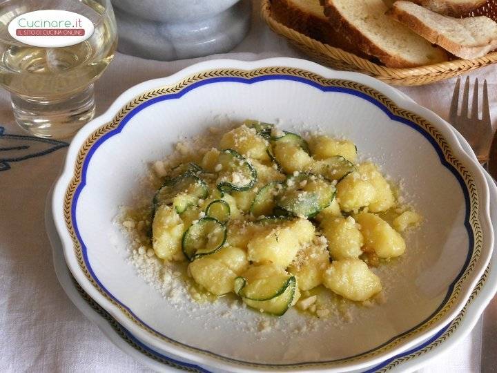 Gnocchi con zucchine fritte e mandorle