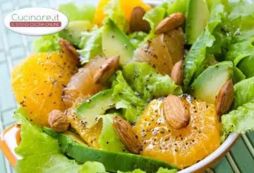 INSALATA DI ARANCE, MANDORLE, AVOCADO E LATTUGA