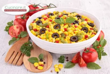 INSALATA DI MAIS, POMODORINI, FAGIOLINI E OLIVE