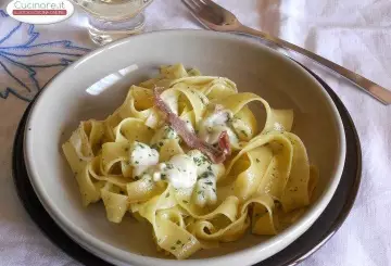PAPPARDELLE CON MOZZARELLA E ACCIUGHE