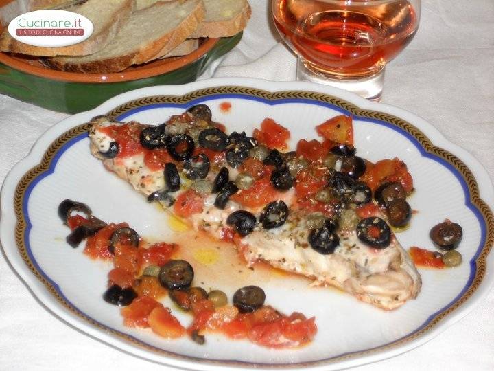 Ricciola al forno con capperi e olive nere