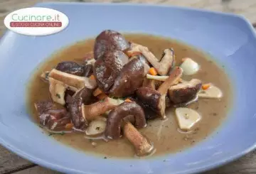 SAUTÈ DI FUNGHI E ACCIUGHE