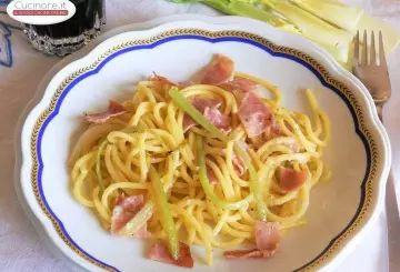SPAGHETTI ALLA CHITARRA CON PROSCIUTTO DI PRAGA E LISTARELLE DI SEDANO