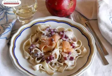TAGLIATELLE CON MELAGRANA E SALMONE