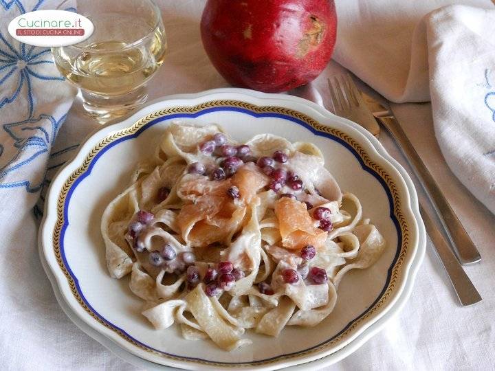 Tagliatelle con melagrana e salmone