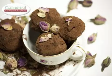 TARTUFINI CON BISCOTTI E LIQUORE AL CIOCCOLATO