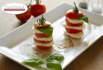 TORRETTE DI CAPRESE CON SALSA ALL'ORIGANO
