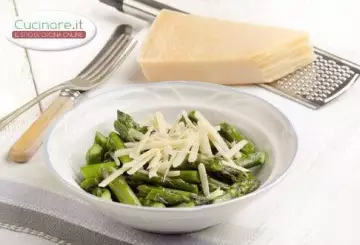 ASPARAGI CON ACETO BALSAMICO E CRUTIN