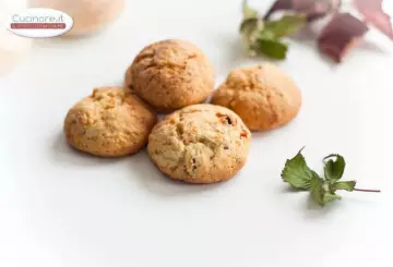 BISCOTTI CON AGLIO ED ERBA CIPOLLINA