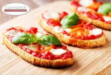 BRUSCHETTA CON SUGO DI POMODORO, MOZZARELLA E BASILICO