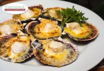 CAPESANTE GRATINATE ALLA FRUTTA SECCA