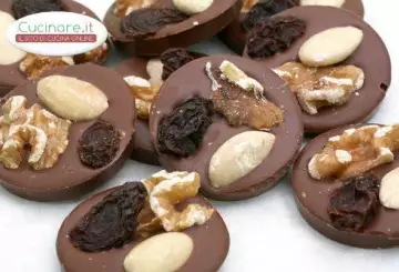 CIOCCOLATINI CON NOCI, UVETTA E MANDORLE