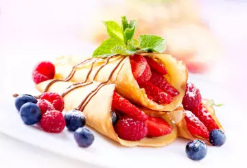 CRÉPE CALDE CON FRUTTI DI BOSCO GUSTOSE E INEBRIANTI