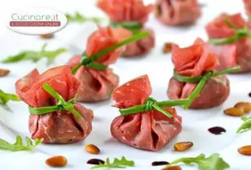 FAGOTTINI DI PROSCIUTTO CRUDO CON RICOTTA ED ERBA CIPOLLINA