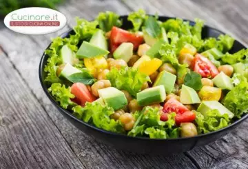 INSALATA CON CECI, AVOCADO E POMODORI