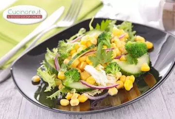 INSALATA CON MAIS, CETRIOLI, BROCCOLI E CIPOLLA