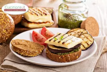 PANINO CON PESTO DI MAGGIORANA, MELANZANE GRIGLIATE E PROVOLONE DOLCE