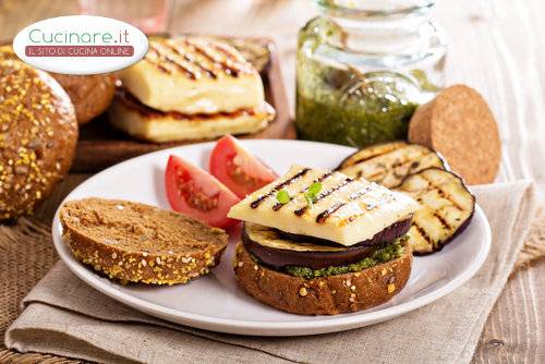 Panino con pesto di Maggiorana, Melanzane grigliate e Provolone dolce