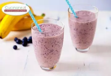 SMOOTHIE BANANA E FRUTTI DI BOSCO