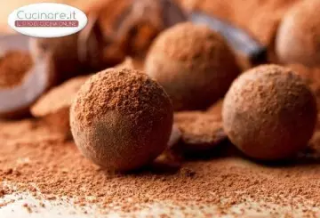 TARTUFINI CON CILIEGIE CANDITE E MANDORLE