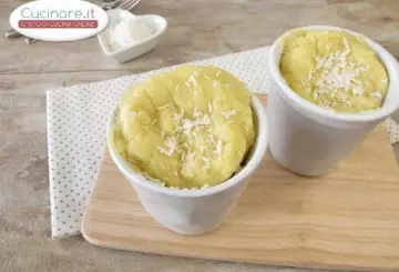 TORTA IN TAZZA YOGURT E COCCO AL MICROONDE
