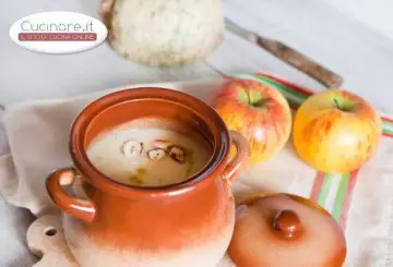 ZUPPA DI SEDANO, MELA E GORGONZOLA