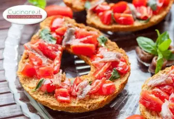 FRISELLE PUGLIESI AL POMODORO E ACCIUGHE