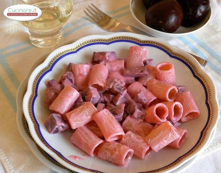 Pasta con barbabietole e panna