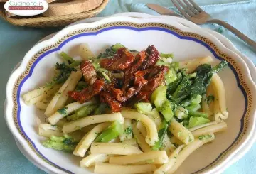 PASTA CON BROCCOLI E POMODORI SECCHI