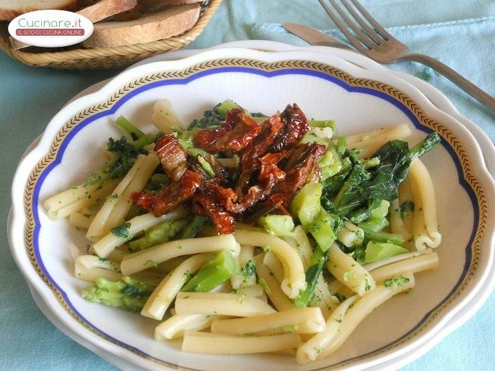 Pasta con Broccoli e Pomodori secchi