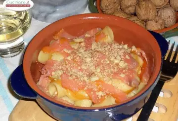 PASTA CON PROVOLA, SALMONE E NOCI