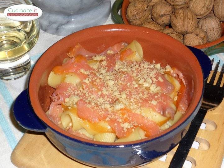 Pasta con Provola, Salmone e Noci