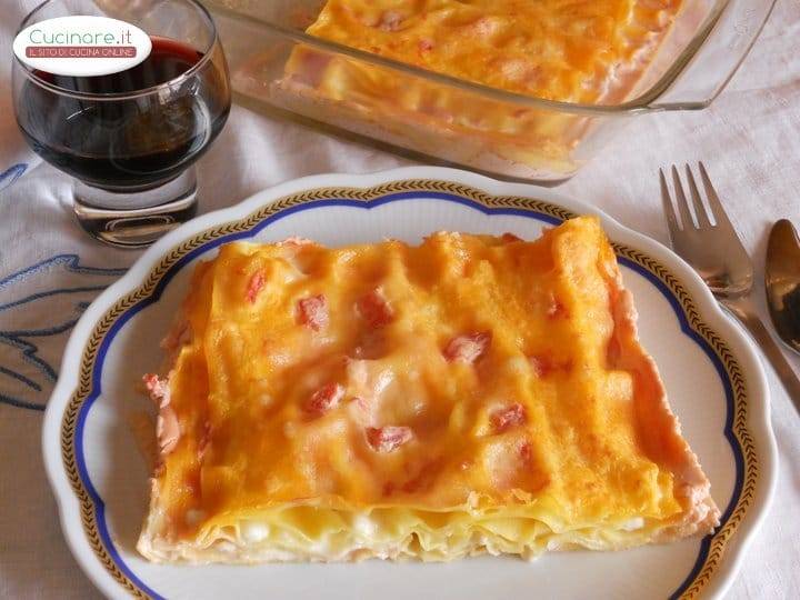 Sfogliata di lasagna in salsa rosa