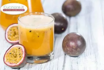 SMOOTHIE AL FRUTTO DELLA PASSIONE, PAPAYA, LIME E ARANCIA