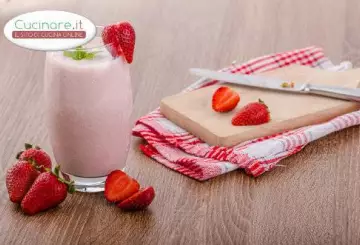 SMOOTHIE CON FRAGOLE, LAMPONI E ACQUA DI ROSE