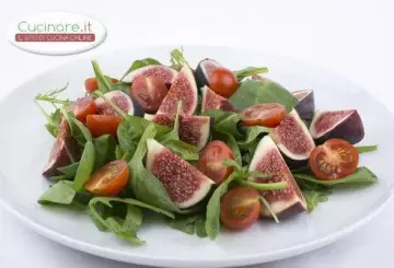 INSALATA CON SPINACINI, POMODORI E FICHI