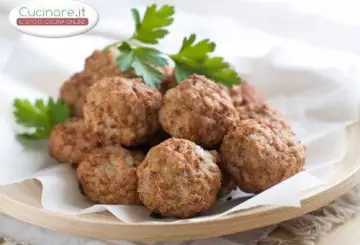 POLPETTE CON VERZA E SALSICCE
