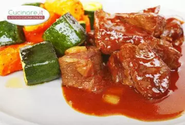 SPEZZATINO DI CAVALLO CON CONTORNO DI VERDURE