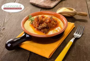 SPEZZATINO DI CINGHIALE AL VINO CON POLENTA