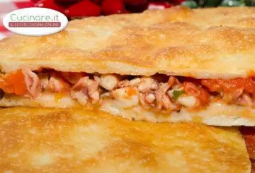 TIELLA DI GAETA RIPIENA CON POLPO E POMODORO