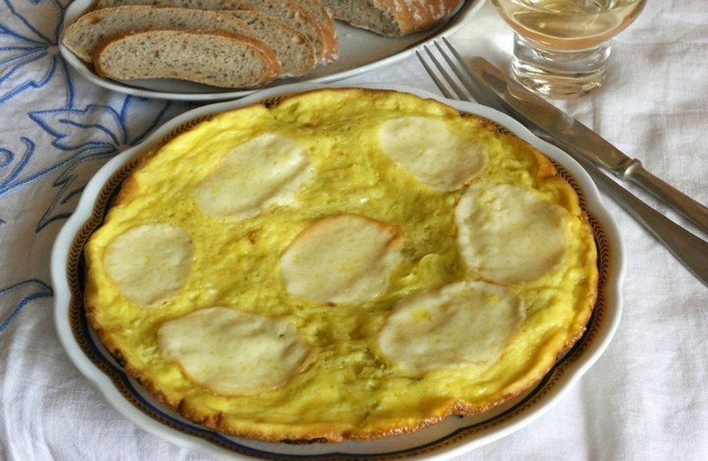 Frittata di Porri, Olive e Scamorza affumicata