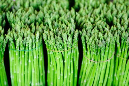 Pulire e Tagliare Gli Asparagi