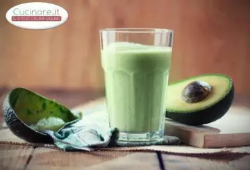 SMOOTHIE AVOCADO, ARANCIA E LATTE DI MANDORLE