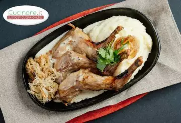 COSCE DI LEPRE CON PURÈ E SAUERKRAUT
