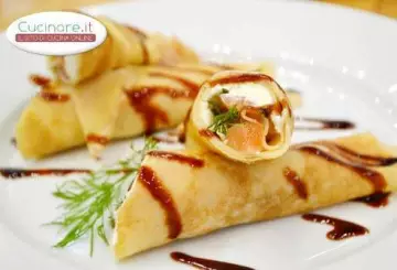 CREPES CON SALMONE E PETALI DI ROSA