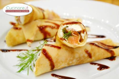 Crepes con salmone e petali di rosa