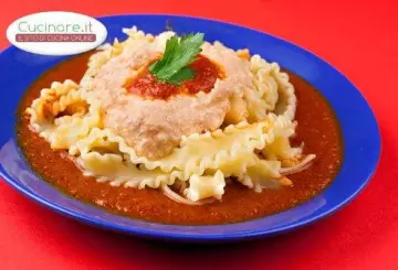 PASTA CON CREMA DI BURRATA E SUGO DI POMODORI
