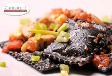 RAVIOLI AL NERO DI SEPPIA RIPIENI DI PESCE SPADA CON CREMA DI MELANZANE